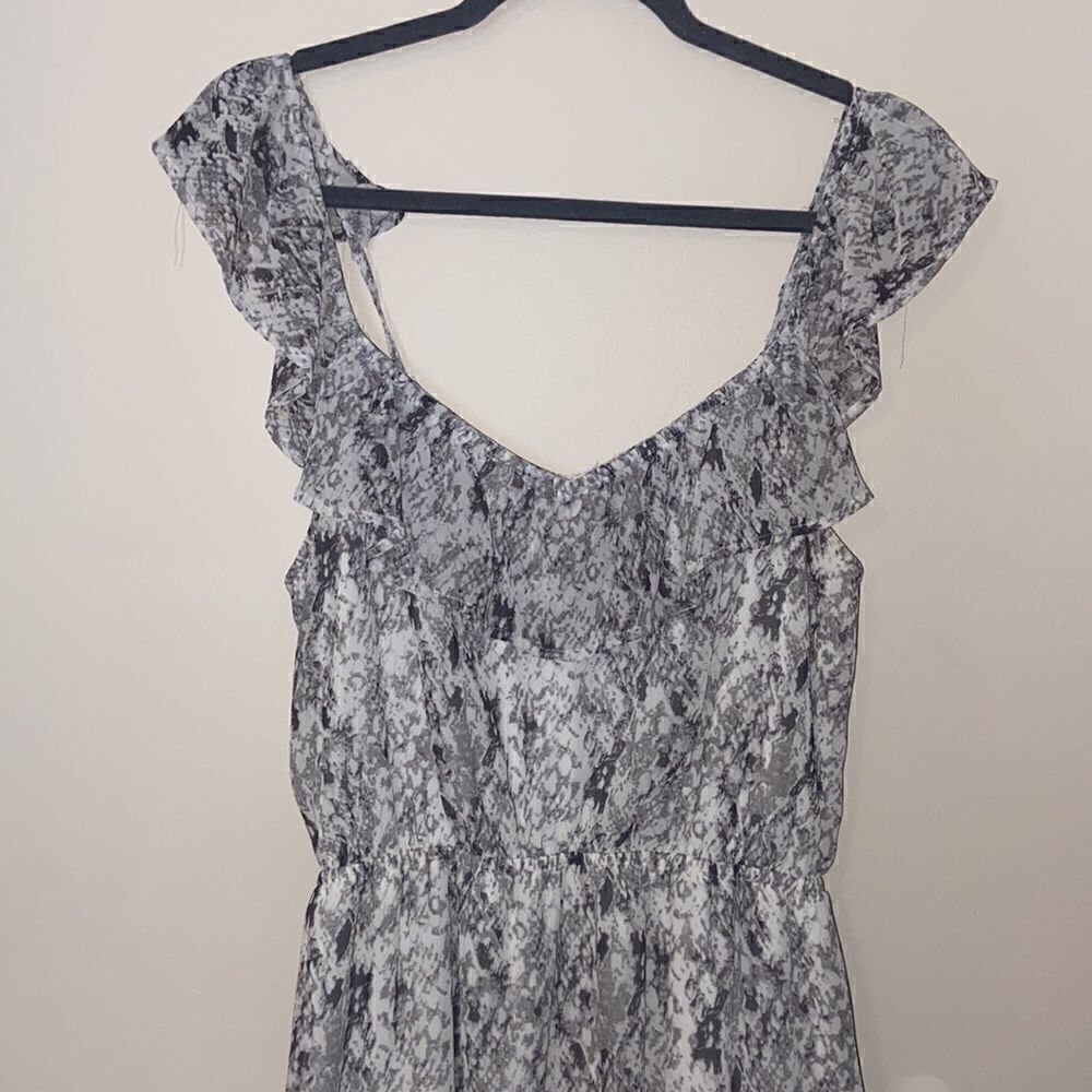 entro Grey Flowy Dress Size: Large - Picture 2 of 7